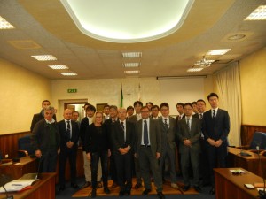 foto-di-gruppo-nellaula-consiliare